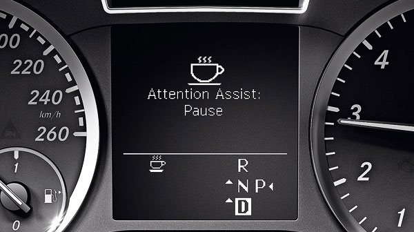 Attention assist. Система attention assist. Адаптивный круиз-контроль. Assisted Driving view (схематичная визуализация движения потока на приборке):. Attention assist Mercedes.